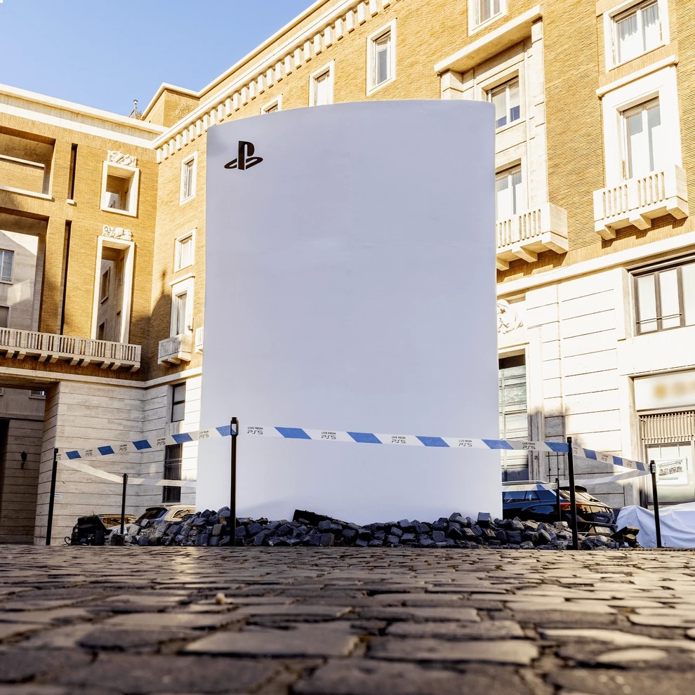 Sony разместила гигантские копии PlayStation 5 в Дубае и Риме