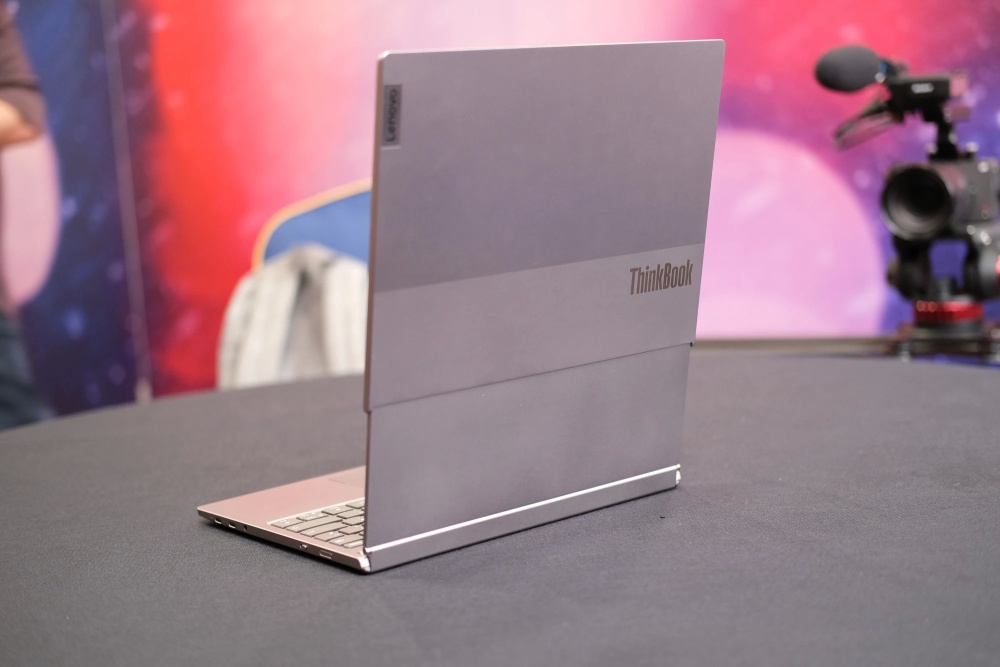Lenovo показала прототипы ноутбука и смартфона со сворачиваемыми дисплеями
