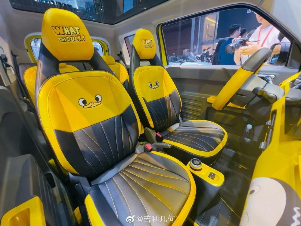 В Китае представили крохотный электромобиль Geely Panda Mini Little Yellow Duck Limited Edition