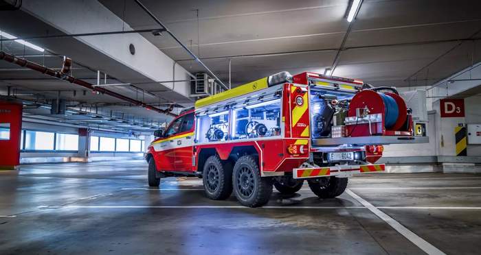 Створено спеціальний пожежний Toyota Hilux для гасіння електромобілів