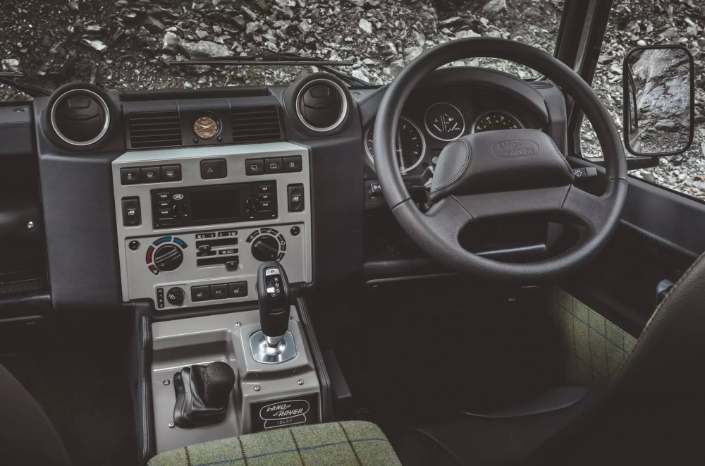 Land Rover представила ретроверсию внедорожника Defender - всего выпустят 30 таких машин