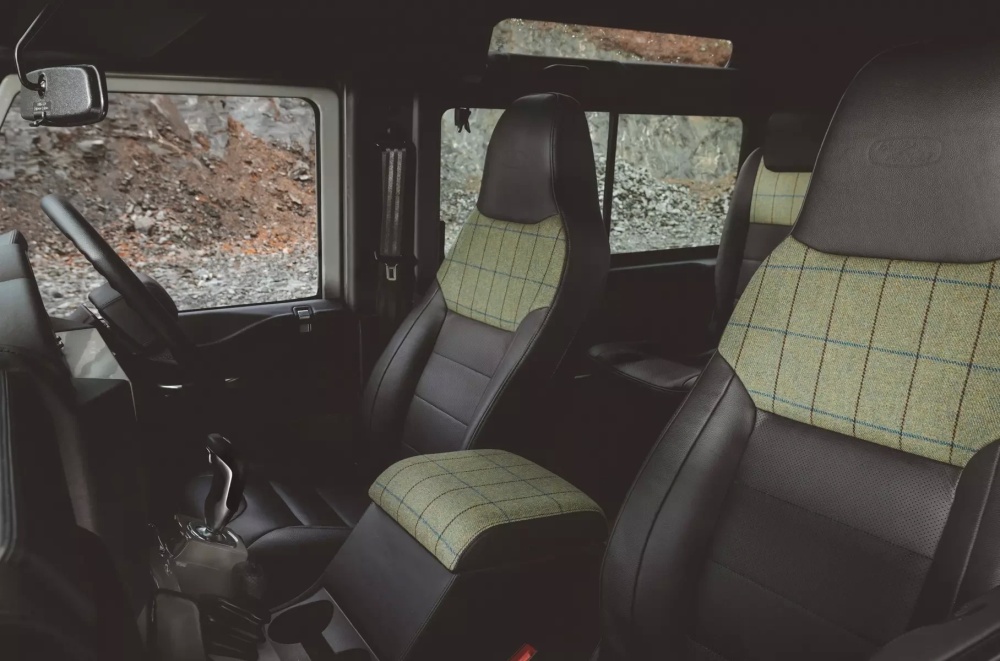 Land Rover представила ретроверсию внедорожника Defender - всего выпустят 30 таких машин