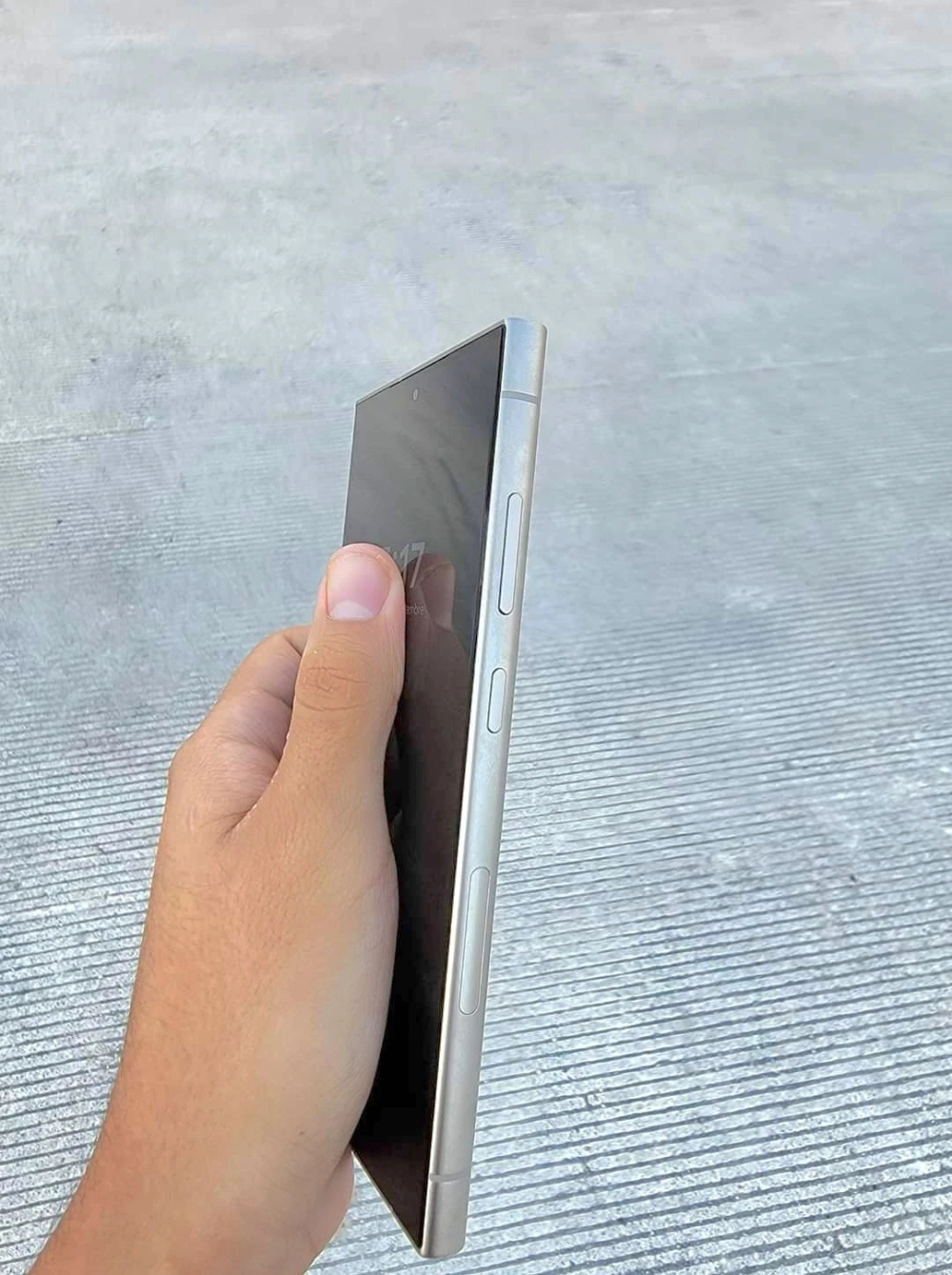 Samsung Galaxy S24 Ultra с плоским экраном показали на фото