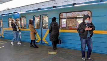 В Киеве наземный транспорт и метро работают в сокращенном составе только по отдельным маршрутам - КГГА