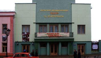 Дрогобычский театр превратился в кулинарный цех, в котором актеры готовят для военных