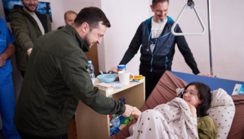 Зеленский посетил в больнице семью, попавшую под обстрел в Ворзеле