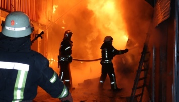 Пожар на рынке в Харькове тушат около 100 работников ГСЧС