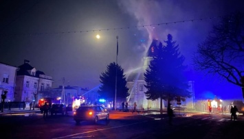 В Каменке-Бугской на Львовщине загорелась ратуша, которой более ста лет