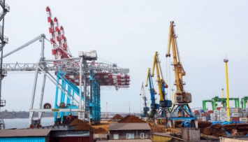 Пять украинских портов частично обрабатывают стоящий у причалов флот