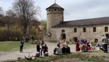 В Каменец-Подольском для переселенцев проводят экскурсии по Русским воротам