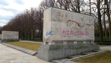 Советский мемориал в Берлине расписали антироссийскими лозунгами