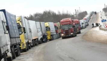 В Латвию запретили въезд 152 российским и белорусским грузовикам