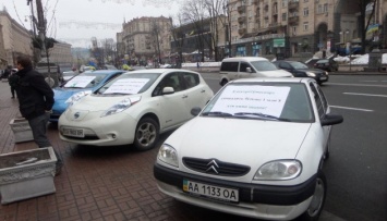 В Киеве сейчас парковка бесплатная, если требуют деньги - вызывайте полицию