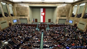 Сенат Польши предлагает освободить от наказания поляков, воюющих в украинской армии