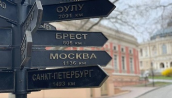 С площади в центре Одессы уберут указатели с названиями российских городов
