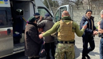Полиция эвакуировала из Марьинки 30 человек