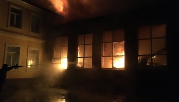В Харькове из-за вражеских обстрелов произошел масштабный пожар в складском помещении