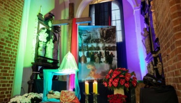У польских храмах в этом году плащаницы символизируют агрессию рф против Украины