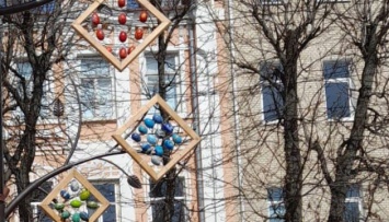 В центре Хмельницкого появились «писанковые деревья»