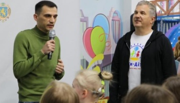 Во Львове «Звездный десант» провел для детей-переселенцев развлекательную программу