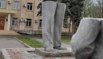 В Геническе рашисты вывесили советский флаг и восстановили памятник ленину