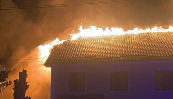 В Николаеве ночью в результате обстрелов горел склад и жилой дом