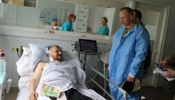 Командующий Сухопутными войсками ВСУ вручил награды раненым воинам в госпитале в Одессе