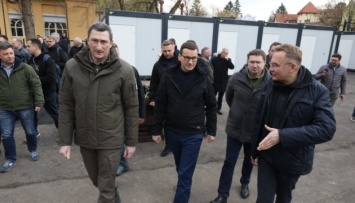Польский премьер открыл модульный городок во Львове