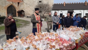 В Меджибожском замке на Хмельнитчине освятили 3000 куличей для украинских защитников