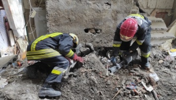 В Чернигове спасатели обнаружили тела еще трех погибших от российских авиаударов