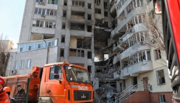 В Одессе к разрушенной россиянами многоэтажке приносят игрушки и цветы