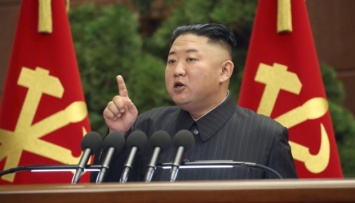 Ким Чен Ын на военном параде заявил, что хочет развивать ядерный арсенал