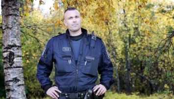 Знаменитый финский «поющий полицейский» поддерживает Украину
