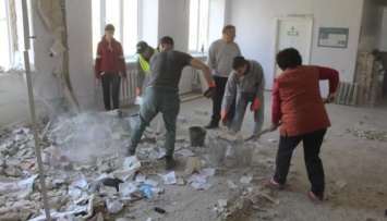 Волонтеры из строительного батальона разбирают завалы в Тростянецкой больнице