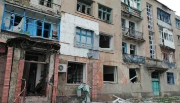 Российские обстрелы разрушили две школы и 20 домов в Луганской области
