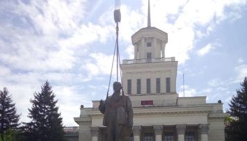 В Новой Каховке коллаборанты и оккупанты установили памятник Ленину