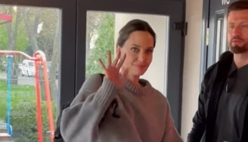 Анджелина Джоли приехала во Львов