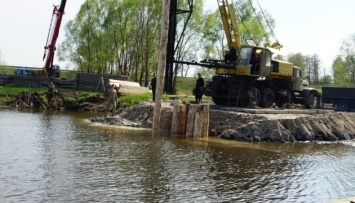 Под Киевом начали возводить еще один временный мост