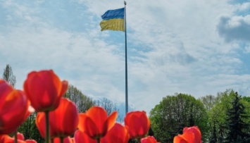 В Киеве заменят полотно главного флага Украины