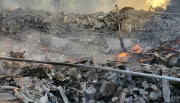 На Луганщине россияне сбросили авиабомбу на школу, в которой прятались около 90 человек