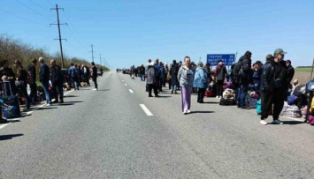 Около Бердянска сотни людей ждут эвакуации в Запорожье