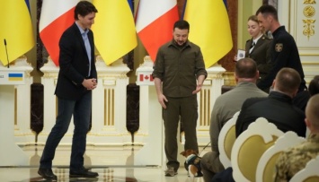 Зеленский наградил украинских спасателей и собачку-сапера Патрона