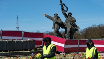 Доступ к памятнику «освободителям» в центре Риги после беспорядков закрыли до сентября