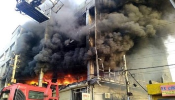 В Индии в результате пожара в офисном здании погибли 27 человек