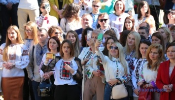 Во Львове в День вышиванки представили уникальную украинскую одежду и пели патриотичие песни