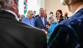 Принцу Чарльзу в Канаде подарили украинскую марку с российским кораблем