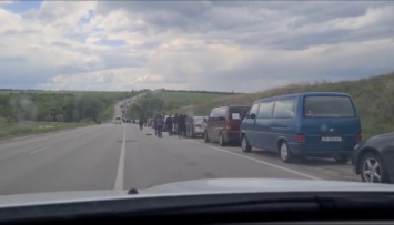 В Васильевке ждут проезда в Запорожье сотни машин