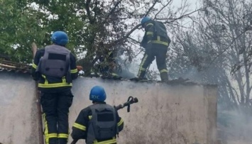 В Первомайске на Николаевщине из-за вражеских обстрелов горели хозяйственные здания