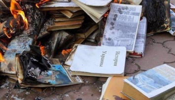 Это не «денацификация»: посол Британии показала сожженные россиянами книги по истории Украины