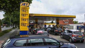 Нидерландцы штурмуют заправки в Германии из-за снижения цены на горючее